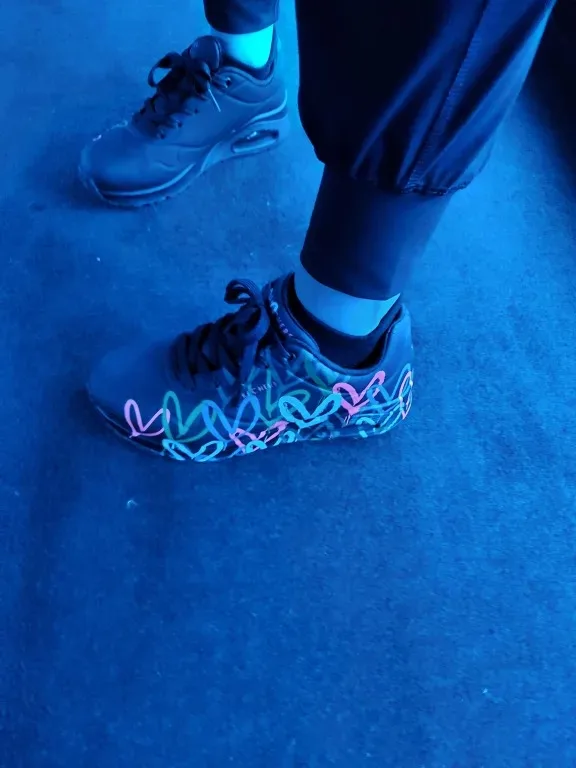Baskets Skechers Uno Femme portée 