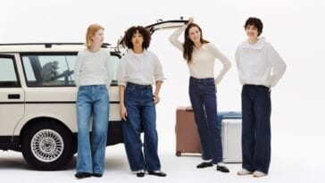 Quatre mannequins portant des jeans Uniqlo de coupes différentes avec des hauts blancs