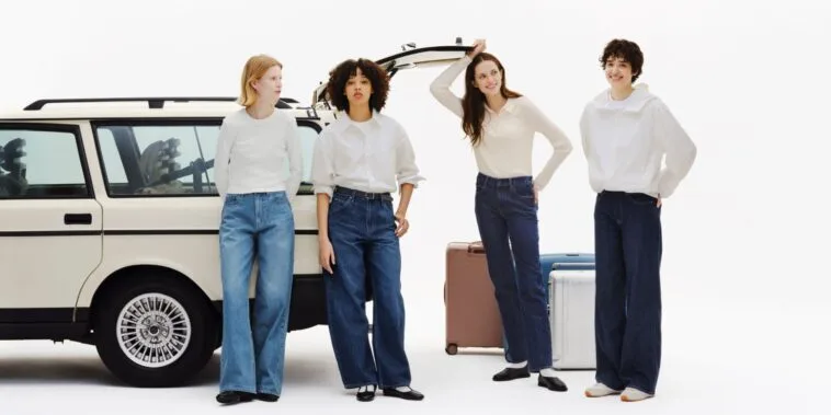 Quatre mannequins portant des jeans Uniqlo de coupes différentes avec des hauts blancs