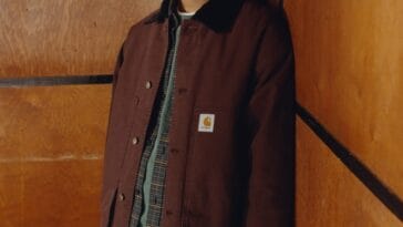 Homme portant une veste en toile bordeaux Carhartt WIP à col en velours côtelé sur une chemise à carreaux