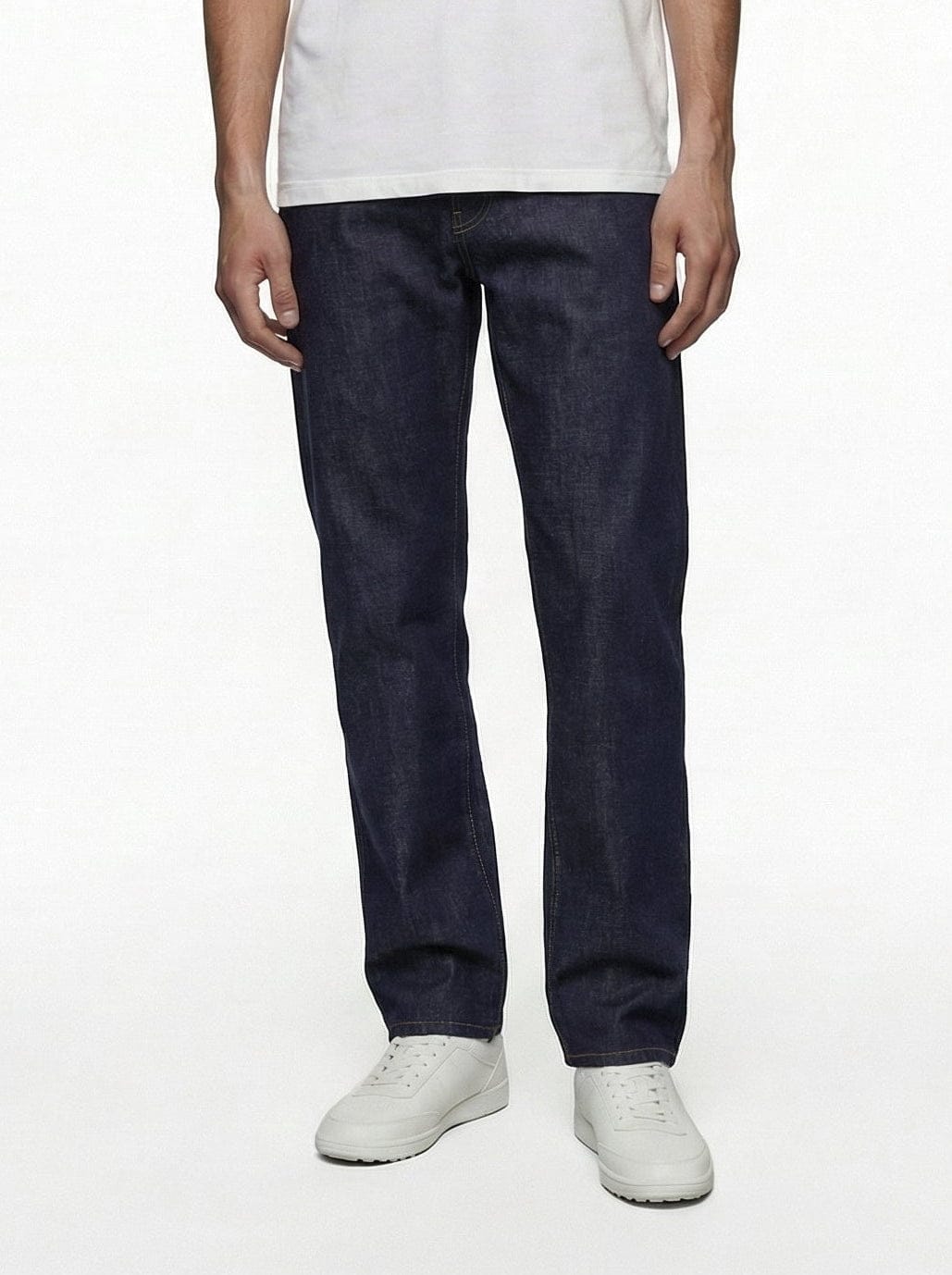 Jean A.P.C. de coupe droite en denim brut indigo porté avec des baskets blanches