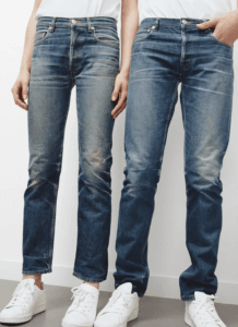 Deux jeans A.P.C. délavés portés côte à côte, issus du programme Butler de reprise
