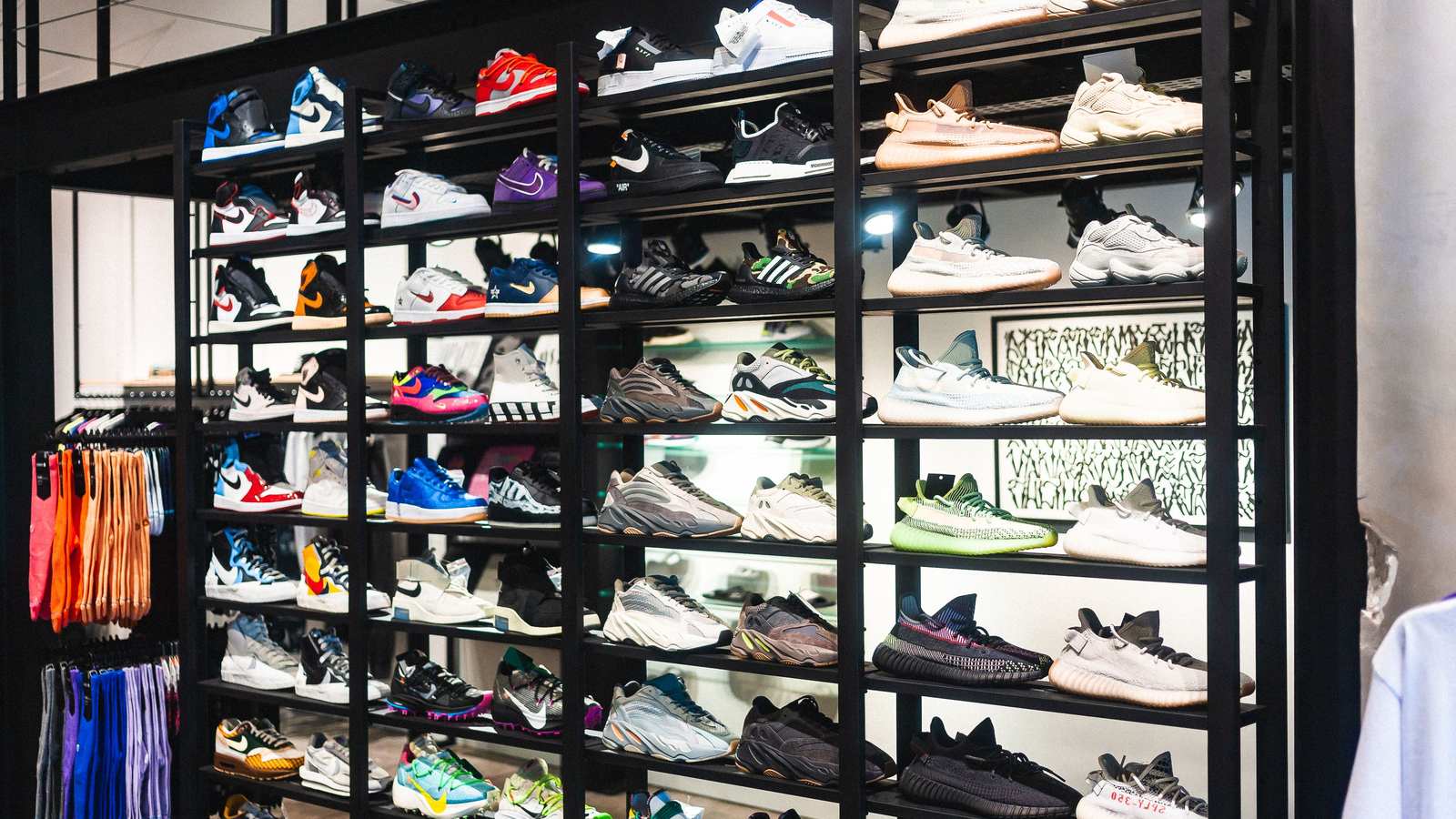 Présentoir vitré rempli de sneakers dans un magasin